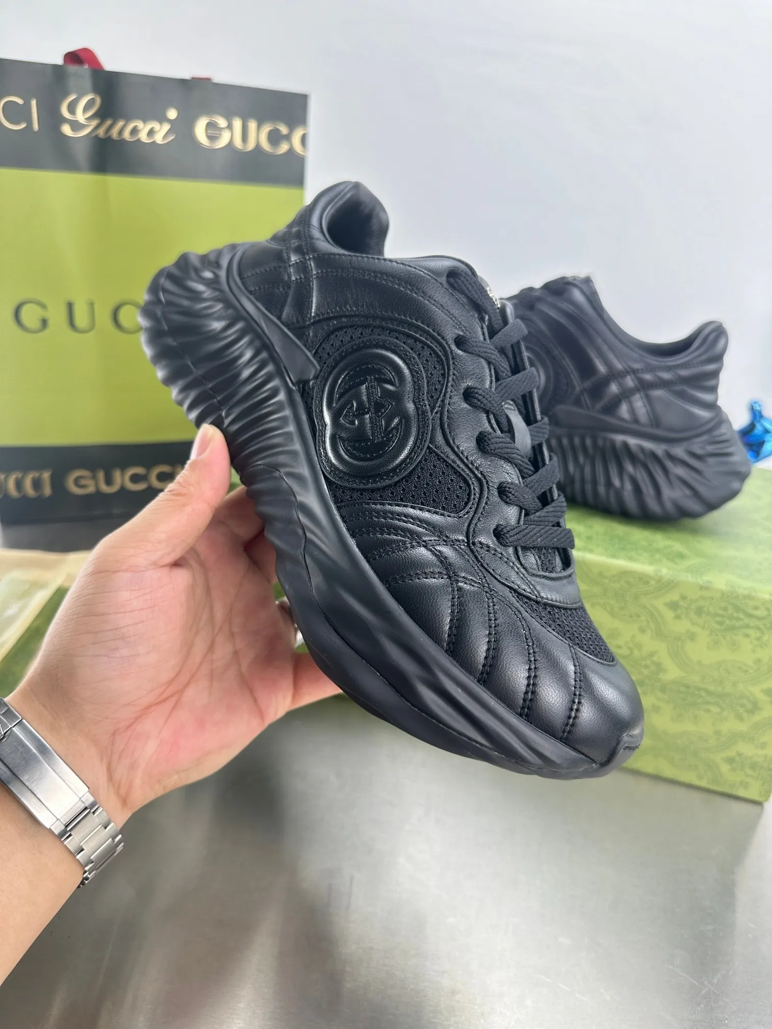 👟👟Ex-factory price 800👟👟 Top version 🔝Purchased and developed from the original version. This new sneaker adopts a thick-soled design, with stitched sheepskin upper and breathable mesh. Show full sense of technology. The 3D effect interlocking double G leather patch and Gucci letter metal accessories, two brand logo details, inject a dazzling texture into the overall design. The details are more substantial! ...